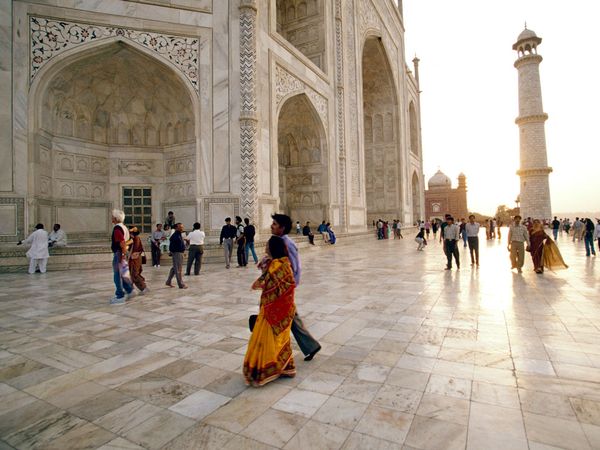 people-around-exterior-of-taj-mahal_28016_600x450
